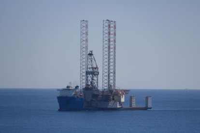 La plataforma de operaciones que sellará los pozos submarinos del proyecto Castor, en la costa tarraconense