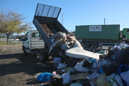 Un camionet descargando basura|maleza durante la huelga de Precero a finales del año pasado.