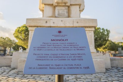La nova placa, a peus del monòlit que reposa al Cementiri General.