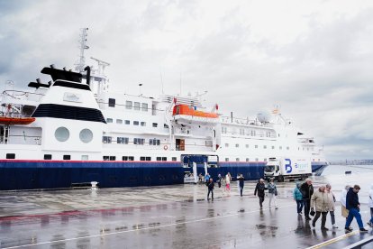 Primers creueristes que han arribat al port de Tarragona amb el vaixell ‘La Belle des Océans’, de la companyia CroisiEurope, de la temporada 2025.