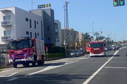 Dues dotacions dels Bombers desplaçant-se fins al lloc dels fets