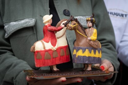La figura de chocolate del Ball de Cavallets, en manos de la alcaldesa de Reus, Sandra Guaita.
