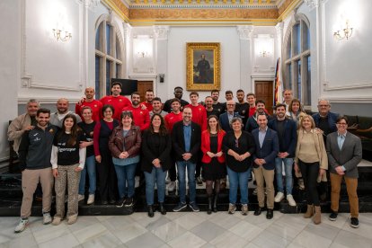 Els jugadors de la secció de bàsquet del Reus Deportiu a l’Ajuntament de Reus, ahir durant la recepció oficial.
