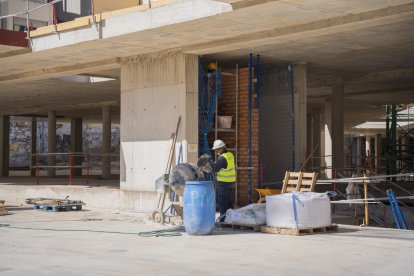 Fotografía del avance de las obras en el complejo Riera, la antigua Hispània, donde se habilitarán 60 pisos de protección oficial más.