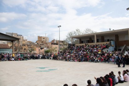 Multitudinari minut de silenci en record de la nena que ha mort en un accident de trànsit al canal de Roquetes.