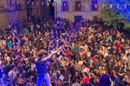 Imatge d’arxiu d’una festa en una plaça d’un poble.