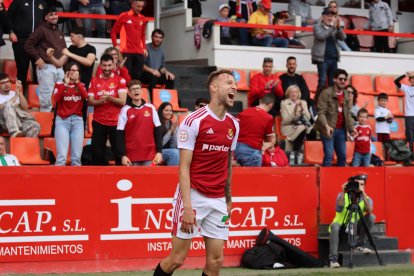 L’extrem del Nàstic, Víctor Narro fent un crit de ràbia per celebrar el primer gol del partit.