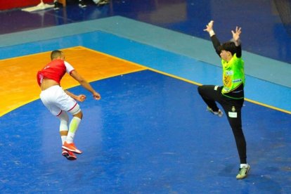 Albert Quesada parando un decir durante uno de los partidos de este fin de semana.