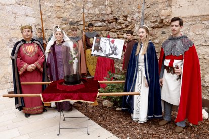 Els protagonistes de la Setmana Medieval amb la primera rosa que s'entregarà.