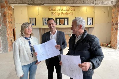 La regidora de Cultura de Tortosa, Mar Lleixà, l'alcalde jordi Jordan, i el regidor d'Urbanisme Jaume Bel, a l'Auditori Felip Pedrell en obres