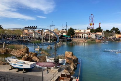La atracción del Furius Bacus en marcha en PortAventura World.