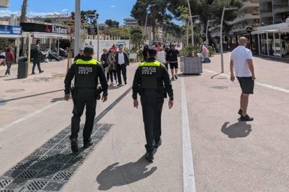 Dos agents de la Policia Local de Salou passejant per Carles Buigas.