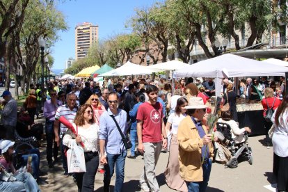 Imatge de la Rambla Nova plena per la diada de Sant Jordi.