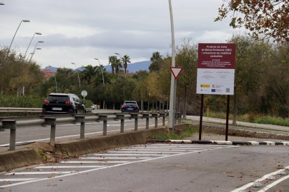 Fotografía de una de las entradas en la ciudad de Reus, con un cartel informativo del proyecto de la ZBE y de actuaciones de movilidad sostenible.
