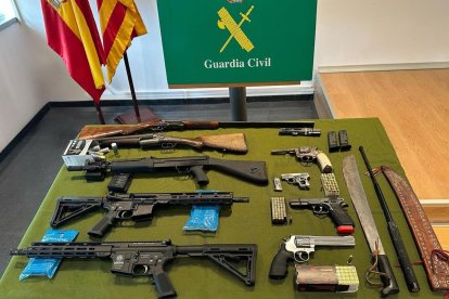 Armas confiscadas en un operativo de la Guardia Civil donde se ha desmantelado una organización criminal dedicada al tráfico de drogas en la demarcación de Tarragona, Lleida y Barcelona.