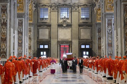 El féretro del papa Francisco saliente de la basílica de Sant Pere del Vaticà