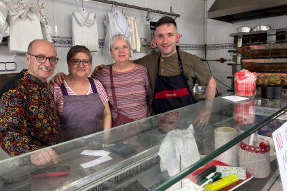 La Montse i el Juan, de Pollos Montse, a l'esquerra de la imatge, dins del local al número 49 del carrer Vint de Bonavista, a Tarragona.
