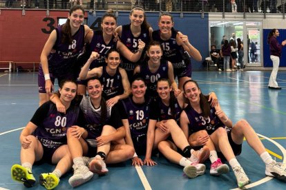 Les jugadores del TGN Bàsquet celebrant la victòria i la permanència a la Supercopa el darrer dissabte.