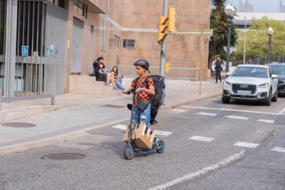 Imagen de un usuario en patinete eléctrico.