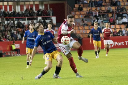 Marc Fernández regatejant al lateral de l’Andorra Iván Rodríguez durant el partit disputat al Nou Estadi.
