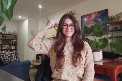 Yaiza Páez García, amb el gest que simbolitza la seva lluita.