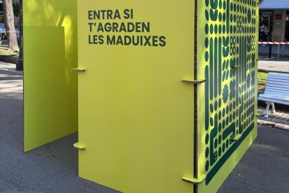 Imagen de la cabina misteriosa en la Rambla Nova de Tarragona.