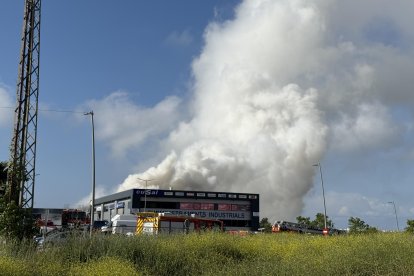 El núvol tòxic de clor de l'incendi d'una indústria de productes per a piscines a Vilanova i la Geltrú
