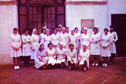 Fotografia de familia de la primera promoció de l’Escola d’Infermeria de l’Hospital Sant Joan de Reus l’any 1975.