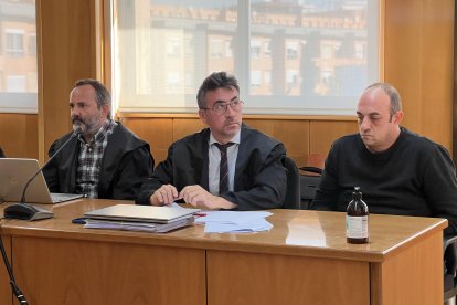 El acusado de matar su pareja en septiembre de 2023 en Tarragona, con su abogado, y el abogado de la Generalitat, durante el juicio.