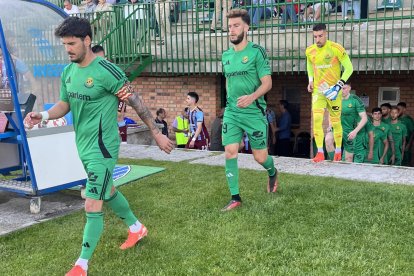 Els jugadors del Nàstic sortint per disputar el duel.