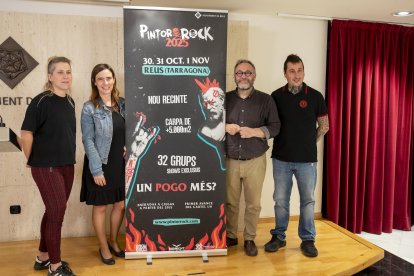 La alcaldesa, Sandra Guaita, y el concejal Recasens, con los organizadores del Pintor Rock.