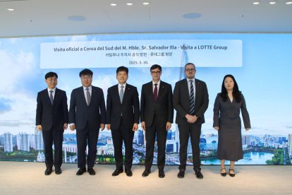 El president de la Generalitat, Salvador Illa, amb el CEO de Lotte Energy Materials, Yeonsup Kim, i amb el director executiu, Gyeyeon Cho.