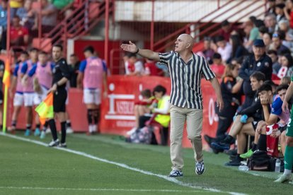El tècnic del Nàstic, Luis César en el partit de la seva estrena al Nou Estadi contra l’Arenteiro. Nàstic