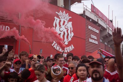 Els aficionats del Nàstic al Nou Estadi Costa Daurada en la rebuda dels seus jugadors abans del duel de dissabte a Tarragona contra la Real Sociedad B.