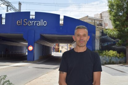 Jaume Sans, en la entrada del Serrallo, será el pregonero de las fiestas de su barrio de toda la vida.