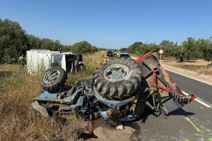 Estat del tractor amb el qual viatjava la víctima mortal de l'accident de la TP-3311 a Ulldecona i el camió implicat, al darrere.