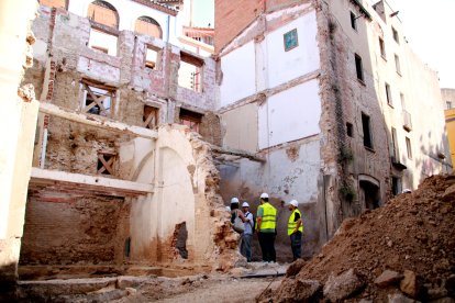 Varios operarios y los arquitectos en la zona donde se está restaurando la muralla medieval de Sant Francesc de Valls.