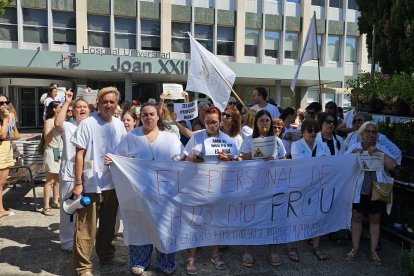 Desenes de treballadors es van mobilitzar ahir a l’exterior de l’hospital per denunciar públicament la seva situació.