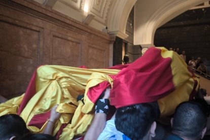També es va intentar entrar una estelada gegant a l’Ajuntament.