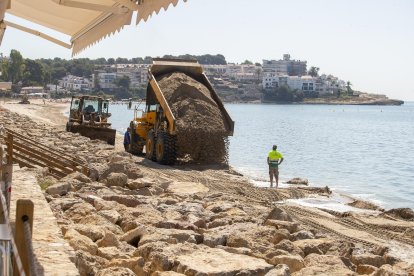 La maquinaria depositando arena en la zona central de la playa ayer.