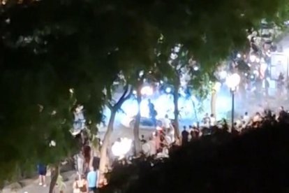 Imatge dels motoristes fent derrapades a la Rambla Nova.