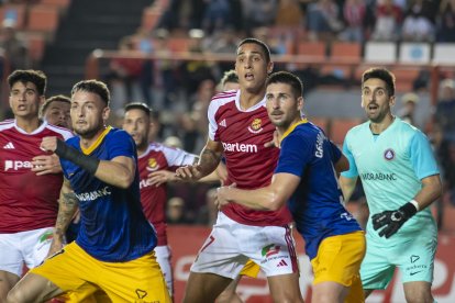 César Morgado, amb la samarreta de l'Andorra, defensant a Pablo Fernández en el duel disputat aquesta temporada al Nou Estadi.