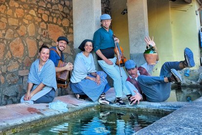 L’espectacle combina el teatre de carrer i la música en directe i té com a escenari espais històrics dels pobles on es representa.