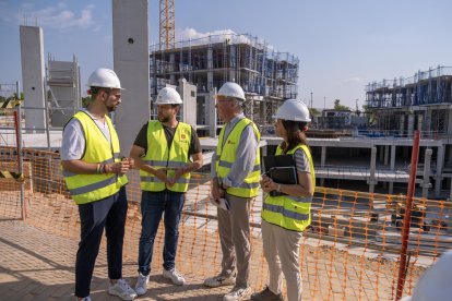 Momento de la visita a las obras de las nuevas viviendas en el PP10.