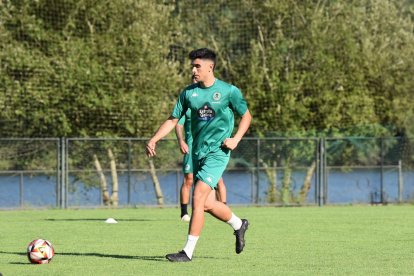 Mangel Prendes durant un entrenament amb l'Arenteiro.