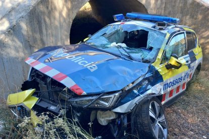 Imatge del cotxe de Mossos accidentat a l'N-340.