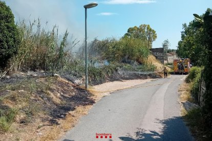 Imatge dels Bombers treballant en l'incendi a Valls