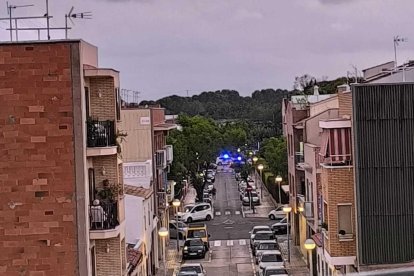 Mossos d'Esquadra, SEM i Policia Local al lloc dels fets.