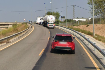 Vehículos esperando para acceder a la rotonda entre la N-240 y la AP-2.