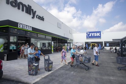 Milers de persones van passar ahir per Family Parc, el nou centre comercial construït a tocar de Campclar.